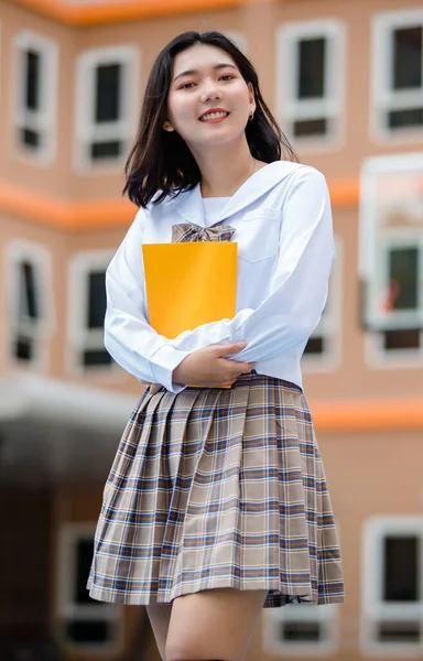 Ritratto Giovani Attraenti Studentesse Asiatiche Camicia Bianca Uniforme Scolastica Scacchi — Foto Stock