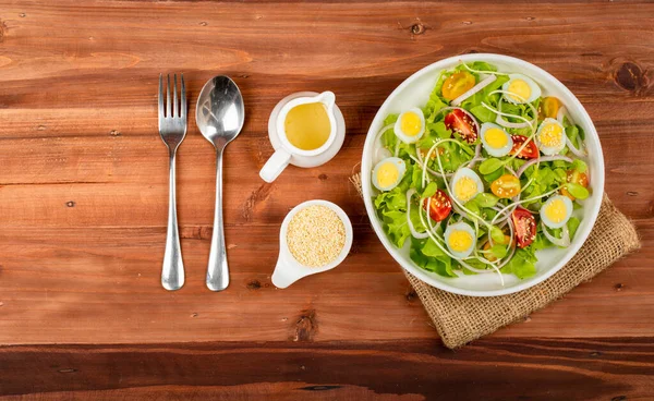 Grande Tigela Branca Alface Salada Broto Com Ovo Fervente Cebola — Fotografia de Stock