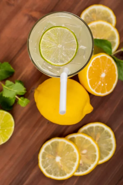 Refrescante Vaso Jugo Lima Fría Con Hielo Paja Decorando Los —  Fotos de Stock