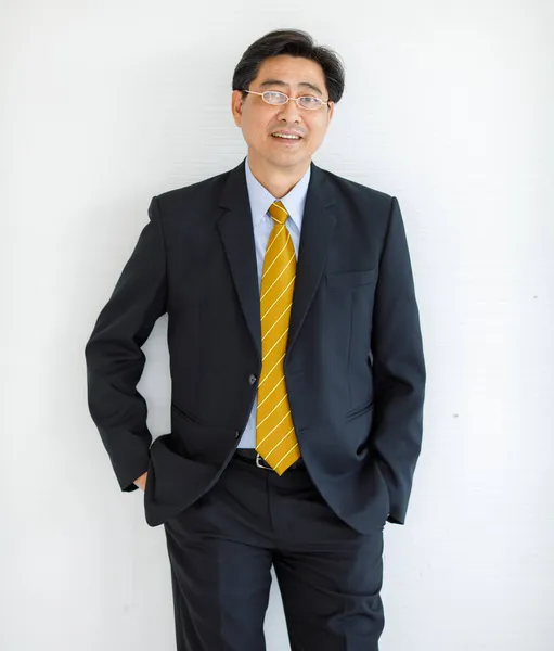 Portret Starszego Azjatyckiego Przedsiębiorcy Odnoszącego Sukcesy Formalnym Garniturze Brązowym Krawatem — Zdjęcie stockowe