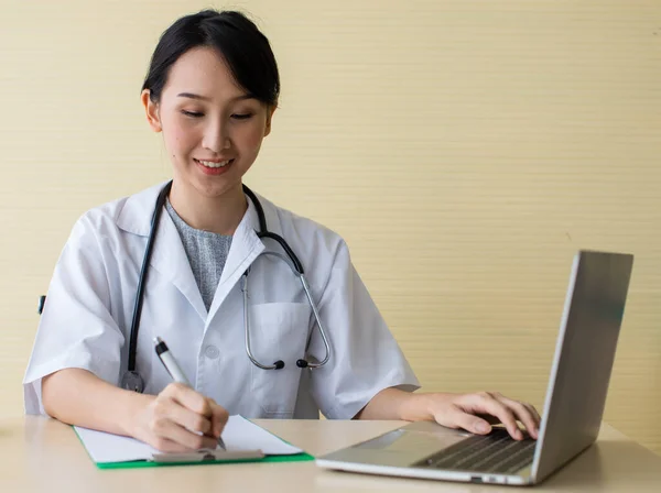 Woman Doctor Uniform Stethoscope Neck Sitting Writing Sheet Board Also — Stock Photo, Image