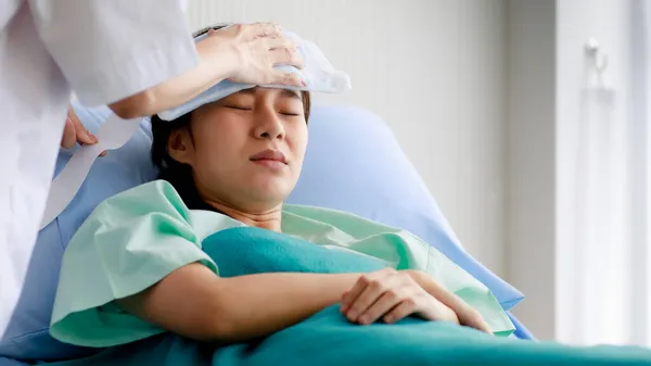 Mladá Asijská Krásná Pacientka Onemocněla Ležela Spala Nemocnici Doktor Dal — Stock fotografie