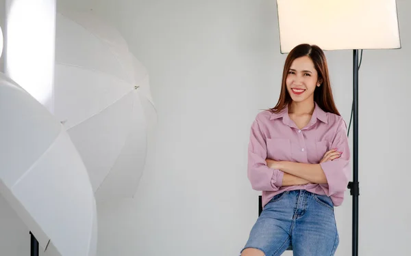 Asiática Hermosa Modelo Femenina Adulta Con Pelo Largo Con Camisa — Foto de Stock