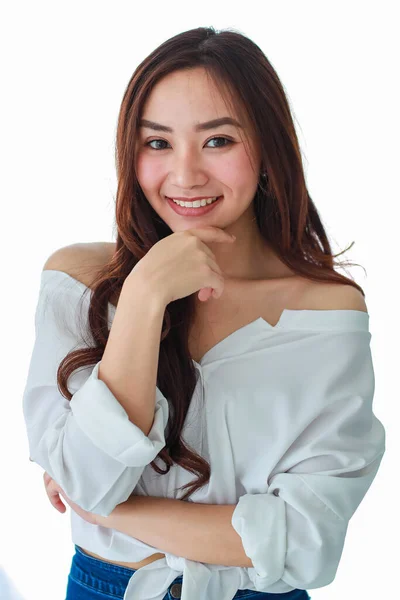 若いとかわいいアジアの女の子の肖像 自信とフレンドリーな幸せな顔でカメラにポーズ — ストック写真