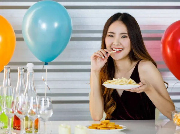 Щаслива Азіатська Дівчинка Яка Посміхається Тримаючи Руках Картоплю Фрі Тарілки — стокове фото