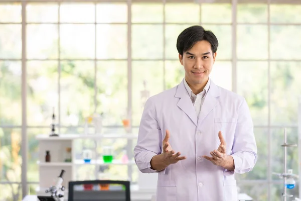 Retrato Hombre Asiático Confiado Investigador Científico Médico Con Gafas Protección — Foto de Stock