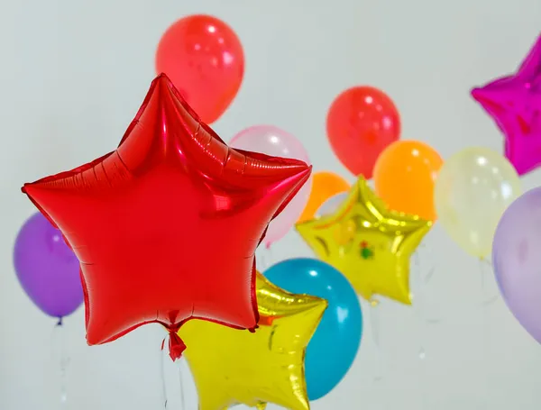 Ensemble Ballons Multicolores Hélium Différentes Couleurs Flottant Sur Fond Gris — Photo
