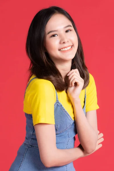 Asijská Dívka Nosit Žlutou Košili Krátkou Sukni Pózovat Reklamě Prezentaci — Stock fotografie