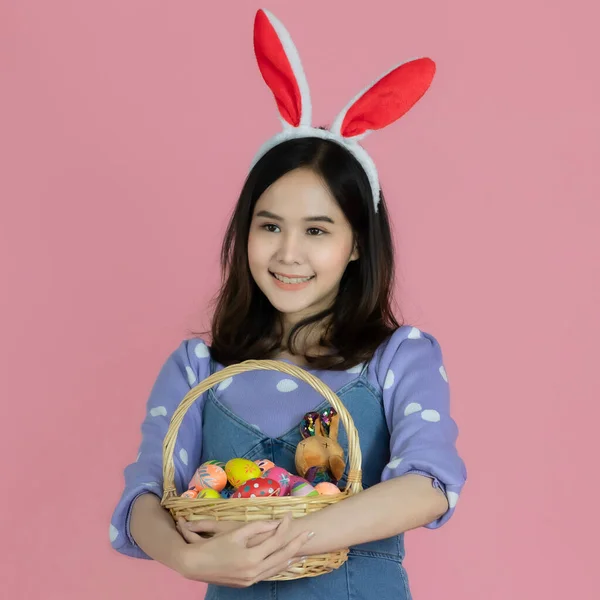 Asiatisk Kvinna Bär Ett Kaninpannband Håller Påskägg Och Korg Full — Stockfoto