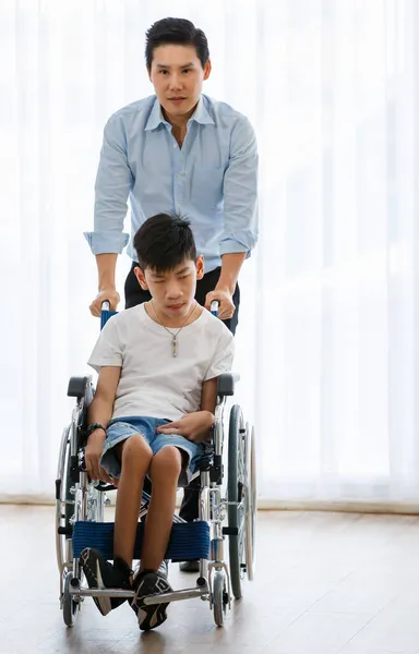 Läkare Knuffar Rullstolen Handikappad Pojke Med Omsorg Och Vänlig Gest — Stockfoto