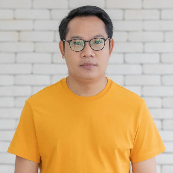 Porträtt Vuxen Asiatisk Man Klädd Gul Shirt Och Glasögon Stående — Stockfoto