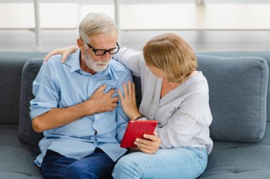 Beyaz yaşlı, yaşlı, yaşlı, sağlıksız, sağlıksız, kır saçlı ve sakallı bir koca. Karısı kalp krizi geçirmiş. Göğüs kafesinde el ele tutuşmuş..