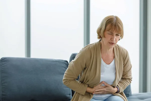 Kafkasyalı yaşlı, yaşlı, yaşlı, sağlıksız, hasta kadın ev hanımı, pis yemek yedikten sonra karın ağrısı ve ishal şikayetiyle evde tek başına oturuyor..