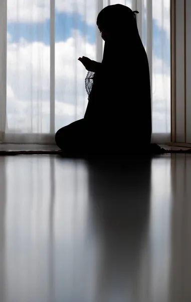 Mulher Muçulmana Asiática Usa Hijab Preto Mostre Humildade Deus Deus — Fotografia de Stock