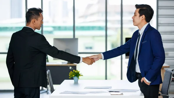 Delighted Aziatische Mannelijke Ondernemers Pakken Schudden Handen Kijken Naar Elkaar — Stockfoto