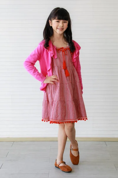 Маленькая Восхитительная Милая Жизнерадостная Азиатская Девочка Розовых Одеждах Весело Улыбающаяся — стоковое фото