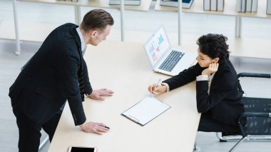 Milenyum Kafkasyalı başarılı düşünceli iş adamı ve iş kadını takım elbiseli iş arkadaşı şirket işyerindeki beyin fırtınası çözüm fikirlerini tartışıyorlar..