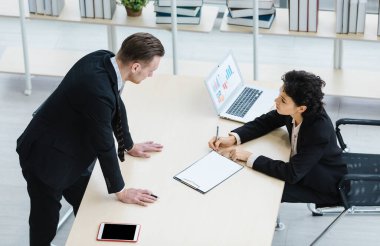 Milenyum Kafkasyalı başarılı düşünceli iş adamı ve iş kadını takım elbiseli iş arkadaşı şirket işyerindeki beyin fırtınası çözüm fikirlerini tartışıyorlar..