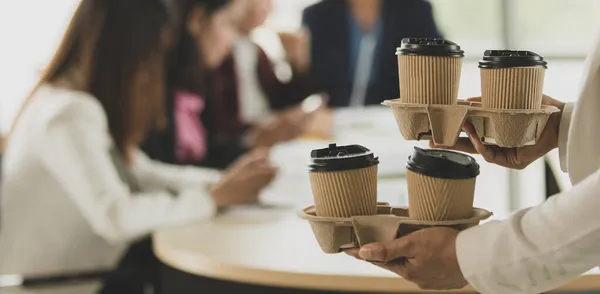 Femme Apporte Emporter Des Tasses Papier Café Viennent Bureau Pendant — Photo