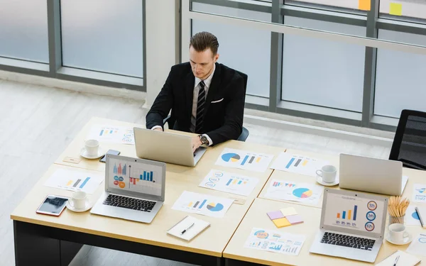 Millennial Uomo Affari Caucasico Lavoratore Dipendente Ufficiale Abito Formale Seduto — Foto Stock