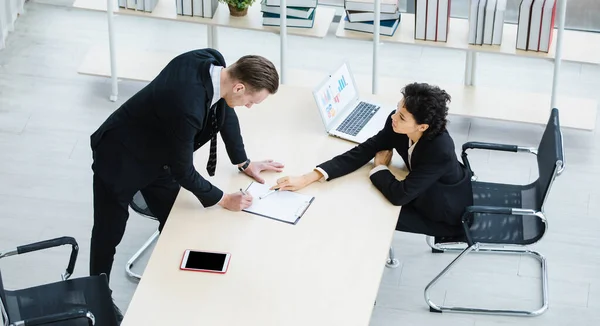 Millennial Caucasian Succesvolle Doordachte Zakenman Zakenvrouw Collega Teamwork Formele Pak — Stockfoto