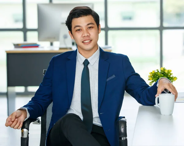 Asian Youn Businesman Blue Suit Sitting Office Holding Coffee Cup — Φωτογραφία Αρχείου