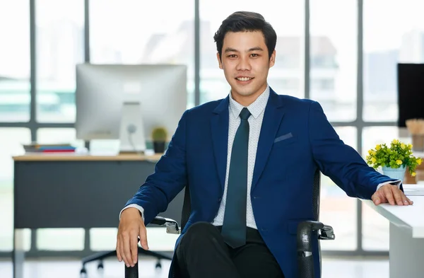 Jong Elegantie Aziatische Zakenman Blauw Pak Zitten Modern Kantoor Met — Stockfoto