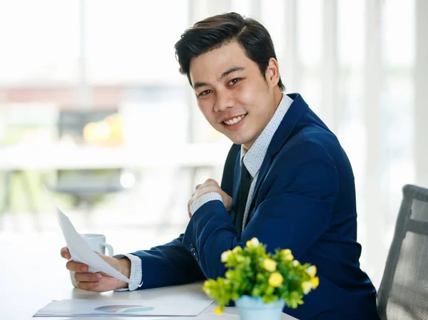 Joven Elegante Hombre Negocios Asiático Traje Azul Sentado Oficina Moderna — Foto de Stock