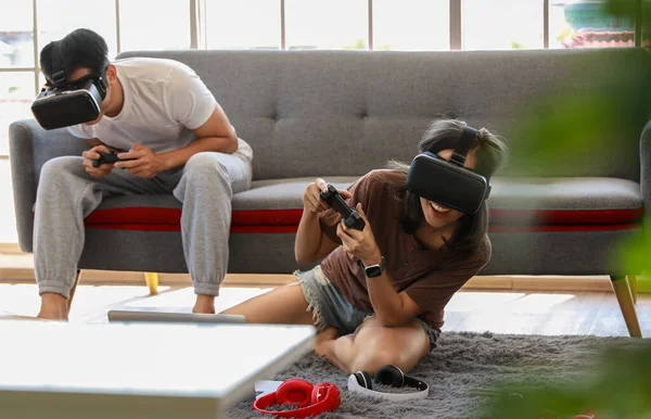 Νεαρό Ελκυστικό Ασιατικό Ζευγάρι Κρατώντας Joysticks Απολαμβάνουν Παίζουν Βιντεοπαιχνίδια Μαζί — Φωτογραφία Αρχείου