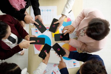 Bangkok / Tayland - 06 Ağustos 2021: İnsanlar Instagram sosyal uygulamalarının logolarına sahip farklı markalarda ve çeşitli işletim sistemlerinde akıllı telefonlara sahipler.