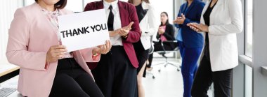 Bir grup iş adamı bir araya gelerek selamlaşır ve modern ofisteki birine teşekkürlerini sunarlar. Takım çalışması için iyi fikir duygu bildirgesi ve meslektaşlar için destek.
