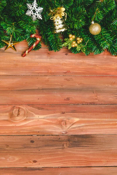 Tło Ozdoby Bożonarodzeniowe Gałązki Sosnowe Przygotowują Się Naturalnej Desce Drzewnej — Zdjęcie stockowe