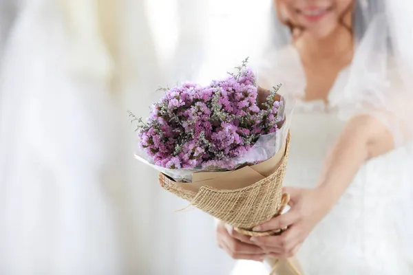 Ausgeschnittene Aufnahme Von Lila Hochzeitsblumen Strauß Den Händen Einer Unkenntlichen — Stockfoto
