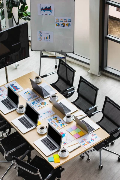Konferensrum Arbetsbord Företagets Kontor Fullt Bärbara Bärbara Datorer Svarta Varma — Stockfoto