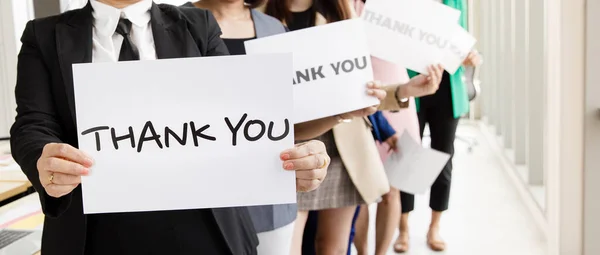 Grupo Empresários Reúnem Saudação Segurar Palavra Agradecimento Por Sinal Gratidão — Fotografia de Stock