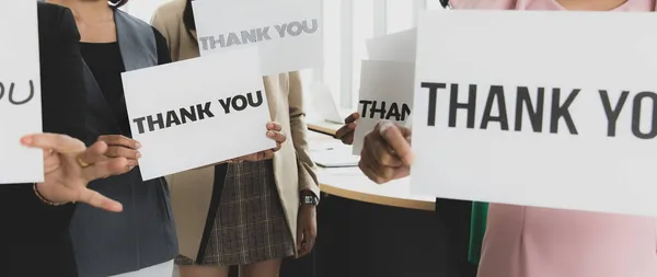 Grupo Empresários Reúnem Saudação Segurar Palavra Agradecimento Por Sinal Gratidão — Fotografia de Stock