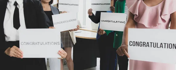 Επιχειρηματίες Ομάδα Στην Επιχείρηση Ρούχα Κρατώντας Πανό Χαρτί Λέξη Συγχαρητήρια — Φωτογραφία Αρχείου