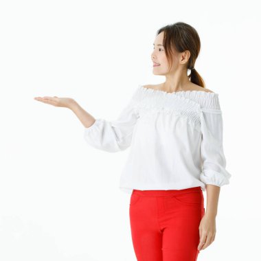 Asyalı mutlu iş kadınının uzun kollu gömlekli, gülümseyen, el ele tutuşan kameraya gülümseyen beyaz arka plandaki boş alanda mevcut ürünü kaldıran fotoğrafının ayrı bir portresi..