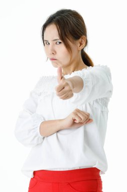 Asyalı kızgın, mutsuz, depresif, uzun kollu gömlekli, depresif, sinirli, agresif bir modelin, kolları çapraz, yüzü somurtkan, beyaz arka planda durduğu tek bir stüdyo fotoğrafı..