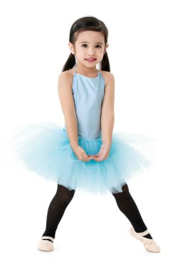 Küçük Asya Anaokulu 'nun portresinden izole edilmiş küçük bir resim. Mavi tutu bale balesi dansçısı kız. Siyah bale elbisesi, şirin jestlerle poz veriyor..