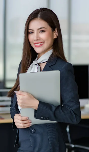 Porträtt Ung Attraktiv Asiatisk Kvinnlig Kontorsarbetare Formella Kostymer Ler Mot — Stockfoto