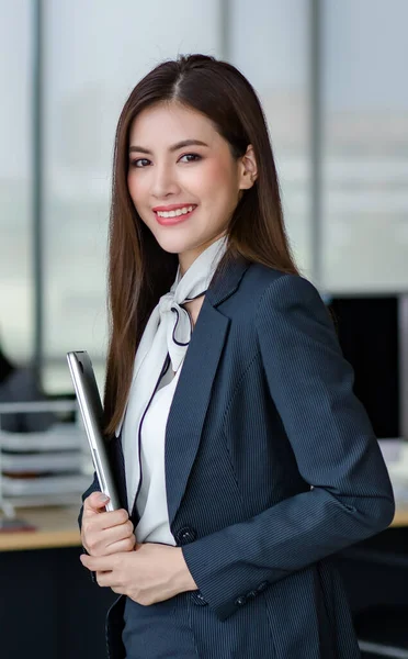 Retrato Joven Atractiva Trabajadora Oficina Asiática Trajes Negocios Formales Sonriendo — Foto de Stock