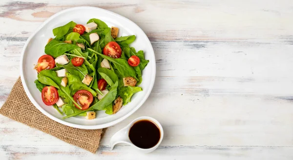 Domatesli Taze Ispanak Salatası Kahverengi Çuval Bezinde Beyaz Seramik Tabakta — Stok fotoğraf