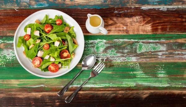 Domatesli Taze Ispanak Salatası Beyaz Seramik Tabakta Kızartılmış Küçük Bir — Stok fotoğraf
