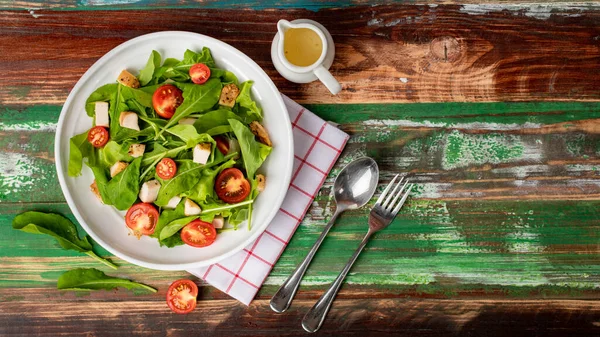 Taze Sağlıklı Domatesli Ispanak Salatası Katlanmış Peçetenin Üzerinde Beyaz Seramik — Stok fotoğraf
