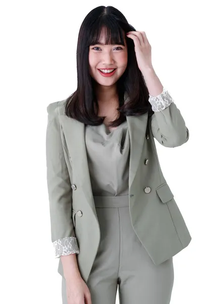 Pionowe Ujęcie Portretowe Atrakcyjnej Uśmiechniętej Młodej Azjatki Formalnym Garniturze Długim — Zdjęcie stockowe