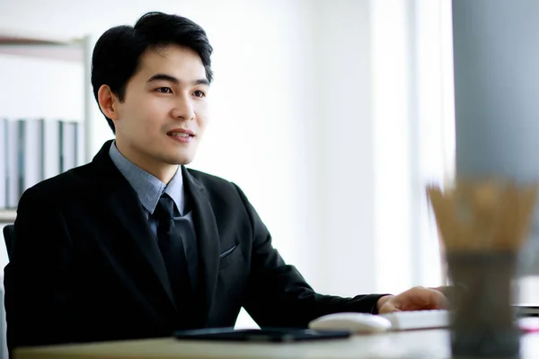 Bonito Asiático Homem Negócios Vestindo Terno Preto Formal Gravata Gravando — Fotografia de Stock