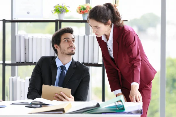 Jefe Masculino Gesticulando Discutiendo Con Empleada Femenina Durante Trabajo Oficina — Foto de Stock