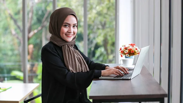 Geleneksel Giysiler Içinde Gülümseyen Müslüman Kadın Tesettüre Dizüstü Bilgisayarla Oturmuş — Stok fotoğraf