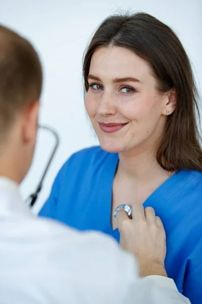 Médico Usando Estetoscópio Para Ouvir Frequência Cardíaca Paciente Sexo Feminino — Fotografia de Stock